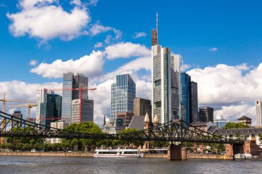 Frankfurt, Almanya - 9 Temmuz 2014: Yaz görünümünü finans bölgesine Frankfurt, Almanya