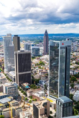 Frankfurt, Almanya - 9 Temmuz 2014: Yaz Panoraması finans bölgesine Frankfurt, Almanya