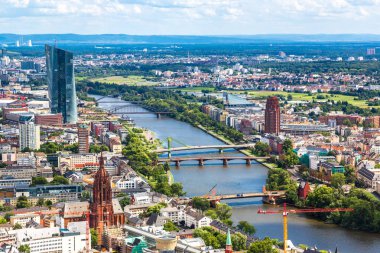 Frankfurt, Almanya - 9 Temmuz 2014: Yaz Panoraması finans bölgesine Frankfurt, Almanya