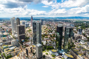 Frankfurt, Almanya - 9 Temmuz 2014: Yaz Panoraması finans bölgesine Frankfurt, Almanya