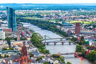 Frankfurt, Almanya - 9 Temmuz 2014: Yaz Panoraması finans bölgesine Frankfurt, Almanya