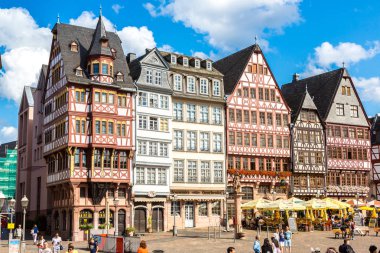 Frankfurt, Almanya - 9 Temmuz 2014: Eski geleneksel binalarda Frankfurt, Almanya için 9 Temmuz 2014 bir yaz gününde