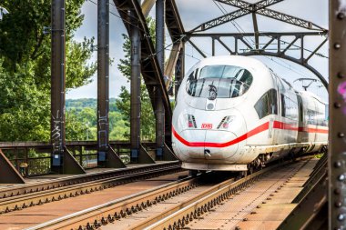 Frankfurt, Almanya - 9 Temmuz 2014: Elektrik şehir içi hızlı Almanya'da Frankfurt, 9 Temmuz 2014 bir yaz gününde