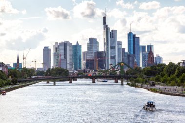 Frankfurt, Almanya - 9 Temmuz 2014: Yaz görünümünü finans bölgesine Frankfurt, Almanya