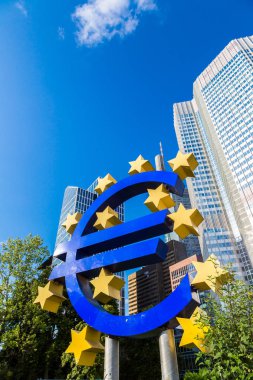 Frankfurt, Almanya - 9 Temmuz 2014: Euro simgesi. Yaz günü Frankfurt Almanya'da Avrupa Merkez Bankası Genel Müdürlük