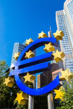 Frankfurt, Almanya - 9 Temmuz 2014: Euro simgesi. Yaz günü Frankfurt Almanya'da Avrupa Merkez Bankası Genel Müdürlük
