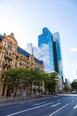 Frankfurt, Almanya - 9 Temmuz 2014: Şehir sokak n Frankfurt, Almanya'nın 9 Temmuz 2014 bir yaz gününde