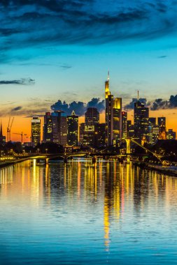 Frankfurt, Almanya - 9 Temmuz 2014: Almanya'da Frankfurt am Main manzarası gün batımında görünümünü