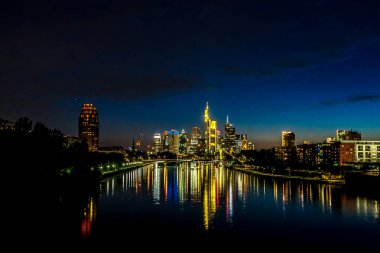 Frankfurt, Almanya - 9 Temmuz 2014: Almanya'da Frankfurt am Main manzarası gün batımında görünümünü