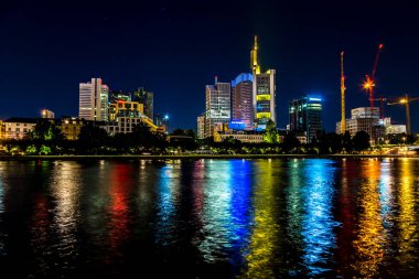 Frankfurt, Almanya - 9 Temmuz 2014: Almanya'da Frankfurt am Main manzarası gün batımında görünümünü