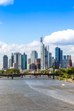Frankfurt, Almanya - 9 Temmuz 2014: Yaz görünümünü finans bölgesine Frankfurt, Almanya