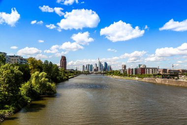 Frankfurt, Almanya - 9 Temmuz 2014: Yaz görünümünü finans bölgesine Frankfurt, Almanya