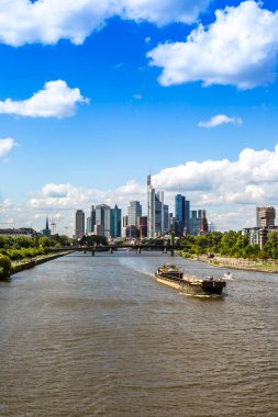Frankfurt, Almanya - 9 Temmuz 2014: Yaz görünümünü finans bölgesine Frankfurt, Almanya