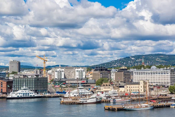挪威奥斯陆 2014年7月29日 奥斯陆挪威海港是奥斯陆的一个重要景点 位于挪威奥斯陆的奥斯陆峡湾 2014年7月29日 — 图库照片