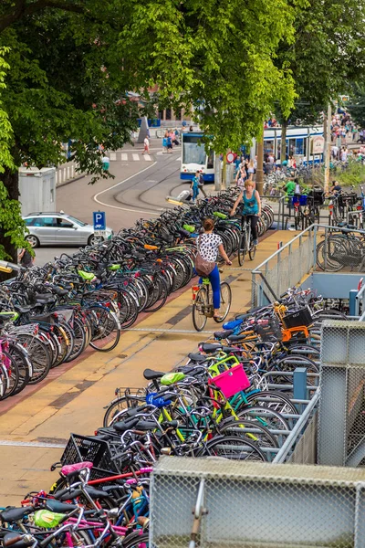 Amsterdão Países Baixos Agosto 2014 Enorme Estacionamento Bicicletas Centro Amsterdã — Fotografia de Stock