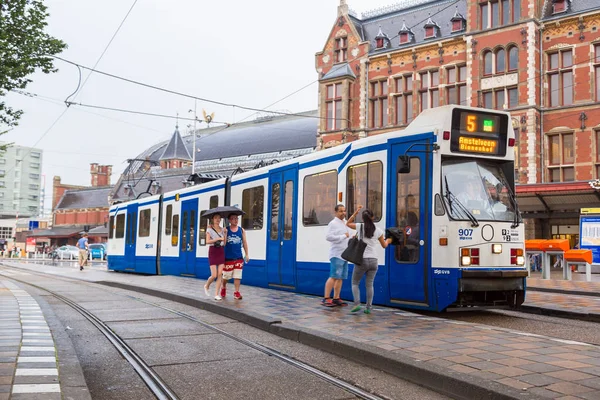 アムステルダムのアムステルダム オランダ 2014 近代的なトラム アムステルダムの首都とオランダの人口の多い都市は 2014 — ストック写真