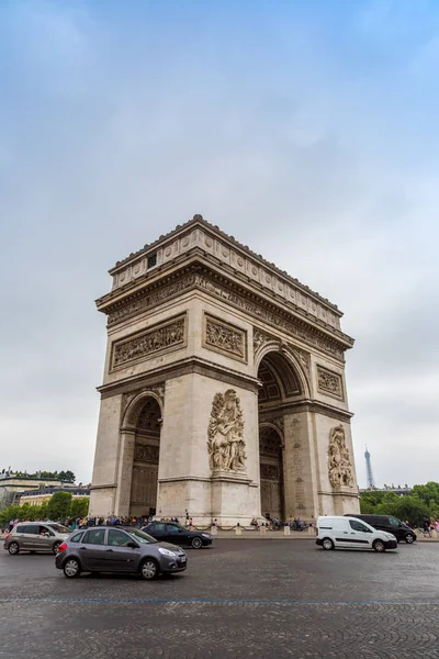 2014年7月14日 凯旋门是巴黎最有名的古迹之一 2014年7月14日 — 图库照片