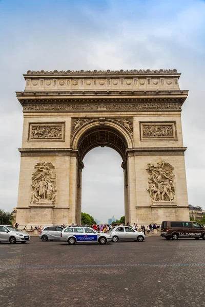 フランス 2014 アルク トリオンフ エトワールは パリで最も有名なモニュメントの一つ夏の日 — ストック写真