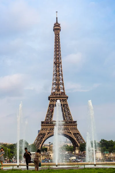在法国和最巴黎著名的象征 2014 法国巴黎 2014 埃菲尔铁塔参观人数最多的纪念碑 — 图库照片