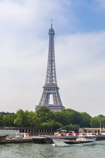 法国巴黎 2014年7月14日 巴黎塞纳河和巴黎美丽夏日的埃菲尔铁塔 — 图库照片
