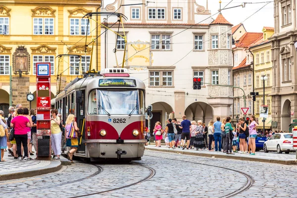 布拉格捷克共和国 2014年7月21日 2014年7月21日在捷克共和国布拉格老街的电车 布拉格历史中心 包括大部分城市的主要遗址 于1992年成为联合国上市的遗址 — 图库照片