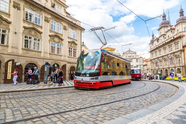 夏の日の古い通りでプラハ チェコ共和国のプラハ チェコ共和国 2014 路面電車 — ストック写真