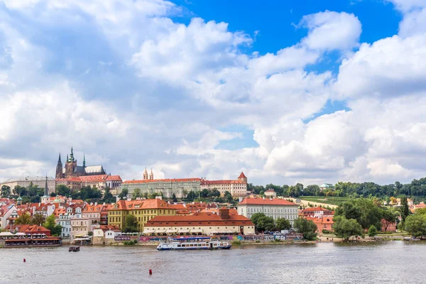 プラハ チェコ共和国 2014 2014 日にチェコ共和国プラハのパノラマ ビュー プラハの歴史的中心部 市内の主要なサイトの大半を含む 1992 年にユネスコ世界遺産のサイトになった — ストック写真