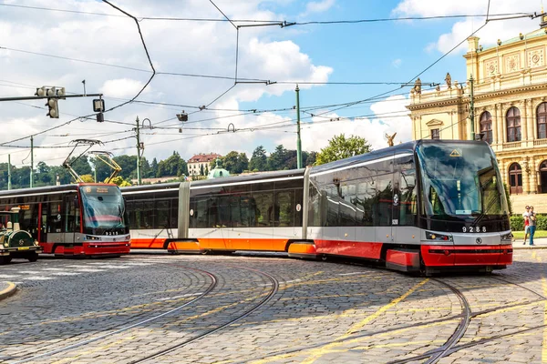 古い通りでプラハ チェコ共和国のプラハ チェコ共和国 2014 路面電車 — ストック写真
