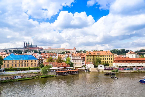 布拉格 捷克共和国 2014年7月21日 布拉格的城市风光 布拉格和伏尔塔瓦河的夏季全景 — 图库照片