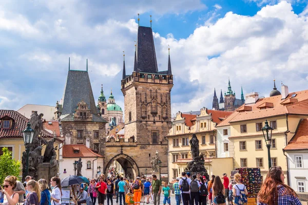 Prague Czech Tasavalta Heinäkuu 2014 Turistit Kaarlen Sillalla Prahassa Tsekin — kuvapankkivalokuva