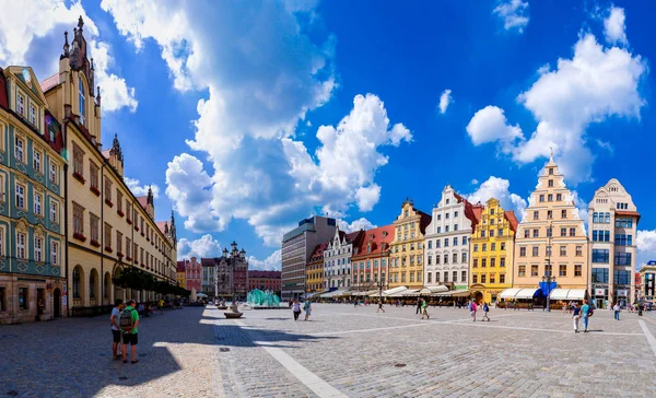 弗罗茨瓦夫 2014年7月29日 市中心和市场广场在弗罗茨瓦夫 波兰在2014年7月29日 在波兰的弗罗茨瓦夫老城和一个非常好大好漂亮的城市 — 图库照片