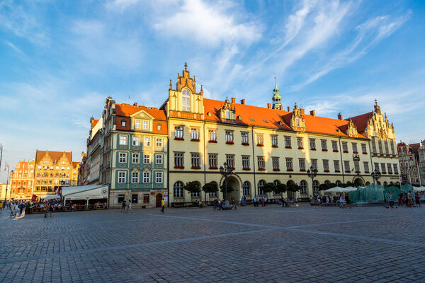ВРОКЛАВ, ПОЛЬША - 29 июля 2014 года: Центр города и Рыночная площадь во Вроцлаве, Польша, 29 июля 2014 года. Вроцлав старый и очень красивый город в Польше
