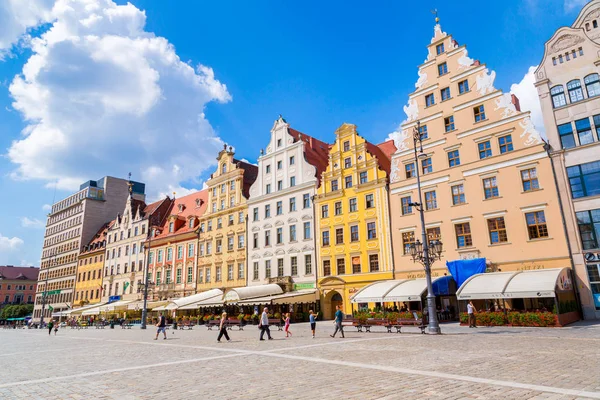 弗罗茨瓦夫 2014年7月29日 市中心和市场广场在弗罗茨瓦夫 波兰在2014年7月29日 在波兰的一个夏天 弗罗茨瓦夫老城和一个非常好大好漂亮的城市 — 图库照片