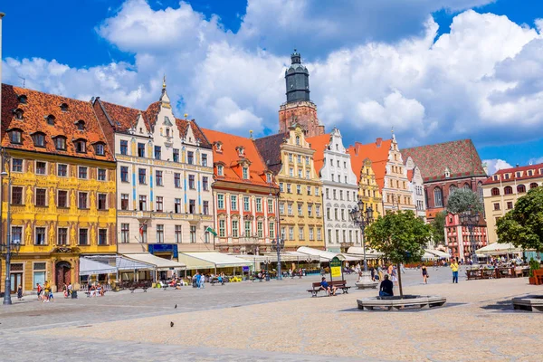 弗罗茨瓦夫 2014年7月29日 市中心和市场广场在弗罗茨瓦夫 波兰在2014年7月29日 在波兰的一个夏天 弗罗茨瓦夫老城和一个非常好大好漂亮的城市 — 图库照片