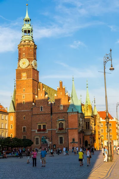 Wroclaw, Polonya - 29 Temmuz 2014: Eski Belediye Binası Wroclaw, Polonya üzerinde 29 Temmuz 2014. Wroclaw eski ve bir çok beautuful şehir Polonya