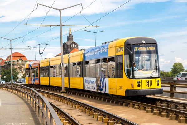 德累斯顿 2014年7月11日 现代电车在德累斯顿在一个美丽的夏天天在德累斯顿德国在2014年7月11日 — 图库照片