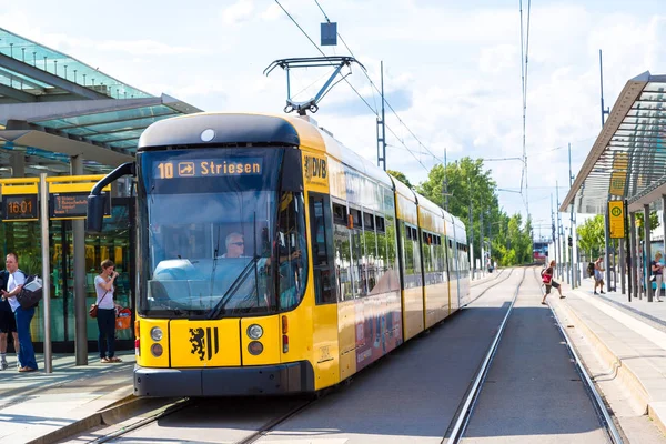 德累斯顿 2014年7月11日 现代电车在德累斯顿在一个美丽的夏天天在德累斯顿德国在2014年7月11日 — 图库照片