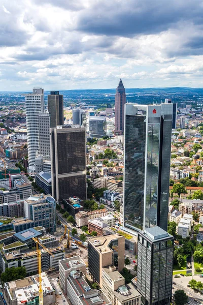 Frankfurt, Almanya - 9 Temmuz 2014: Yaz Panoraması finans bölgesine Frankfurt, Almanya