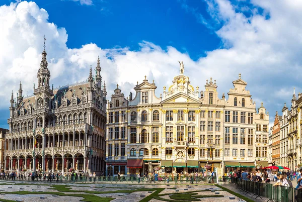 Brussels, Belçika - 6 Temmuz 2014: The Grand Place güzel yaz gün Brüksel, Belçika üzerinde 6 Temmuz 2014