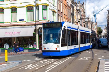 Amsterdam, Hollanda - 19 Ağustos 2014: Amsterdam, Modern tramvay. Amsterdam Hollanda'nın başkenti ve en kalabalık olduğu 19 Ağustos 2014