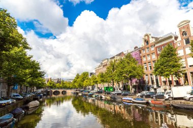Amsterdam, Hollanda - 19 Ağustos 2014: Amsterdam kanalları. Amsterdam Hollanda'nın başkenti ve en kalabalık olduğunu