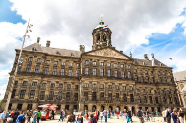 Amsterdam, Hollanda - 19 Ağustos 2014: Saat Kulesi, Royal Palace Amsterdam 19 Ağustos 2014 tarihinde