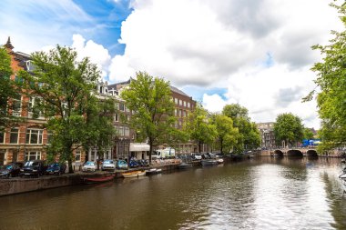 Amsterdam, Hollanda - 19 Ağustos 2014: Amsterdam kanalları. Amsterdam Hollanda'nın başkenti ve en kalabalık olduğunu
