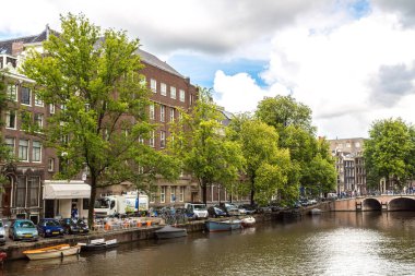 Amsterdam, Hollanda - 19 Ağustos 2014: Amsterdam kanalları. Amsterdam Hollanda'nın başkenti ve en kalabalık olduğunu