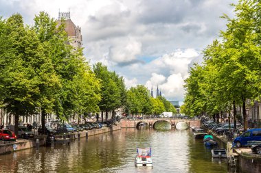 Amsterdam, Hollanda - 19 Ağustos 2014: Amsterdam kanalları. Amsterdam Hollanda'nın başkenti ve en kalabalık olduğunu