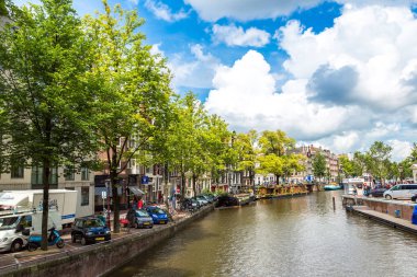 Amsterdam, Hollanda - 19 Ağustos 2014: Amsterdam kanalları. Amsterdam Hollanda'nın başkenti ve en kalabalık olduğunu