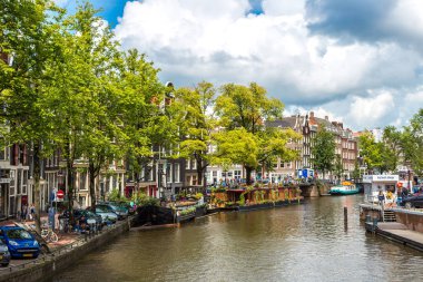 Amsterdam, Hollanda - 19 Ağustos 2014: Amsterdam kanalları. Amsterdam Hollanda'nın başkenti ve en kalabalık olduğunu