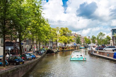 Amsterdam, Hollanda - 19 Ağustos 2014: Amsterdam kanalları. Amsterdam Hollanda'nın başkenti ve en kalabalık olduğunu