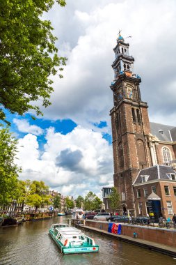 Amsterdam, Hollanda - 19 Ağustos 2014: Amsterdam, Westerkerk. Amsterdam Hollanda'nın başkenti ve en kalabalık olduğunu