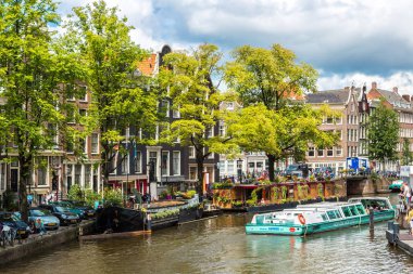 Amsterdam, Hollanda - 19 Ağustos 2014: Amsterdam kanalları. Amsterdam Hollanda'nın başkenti ve en kalabalık olduğunu